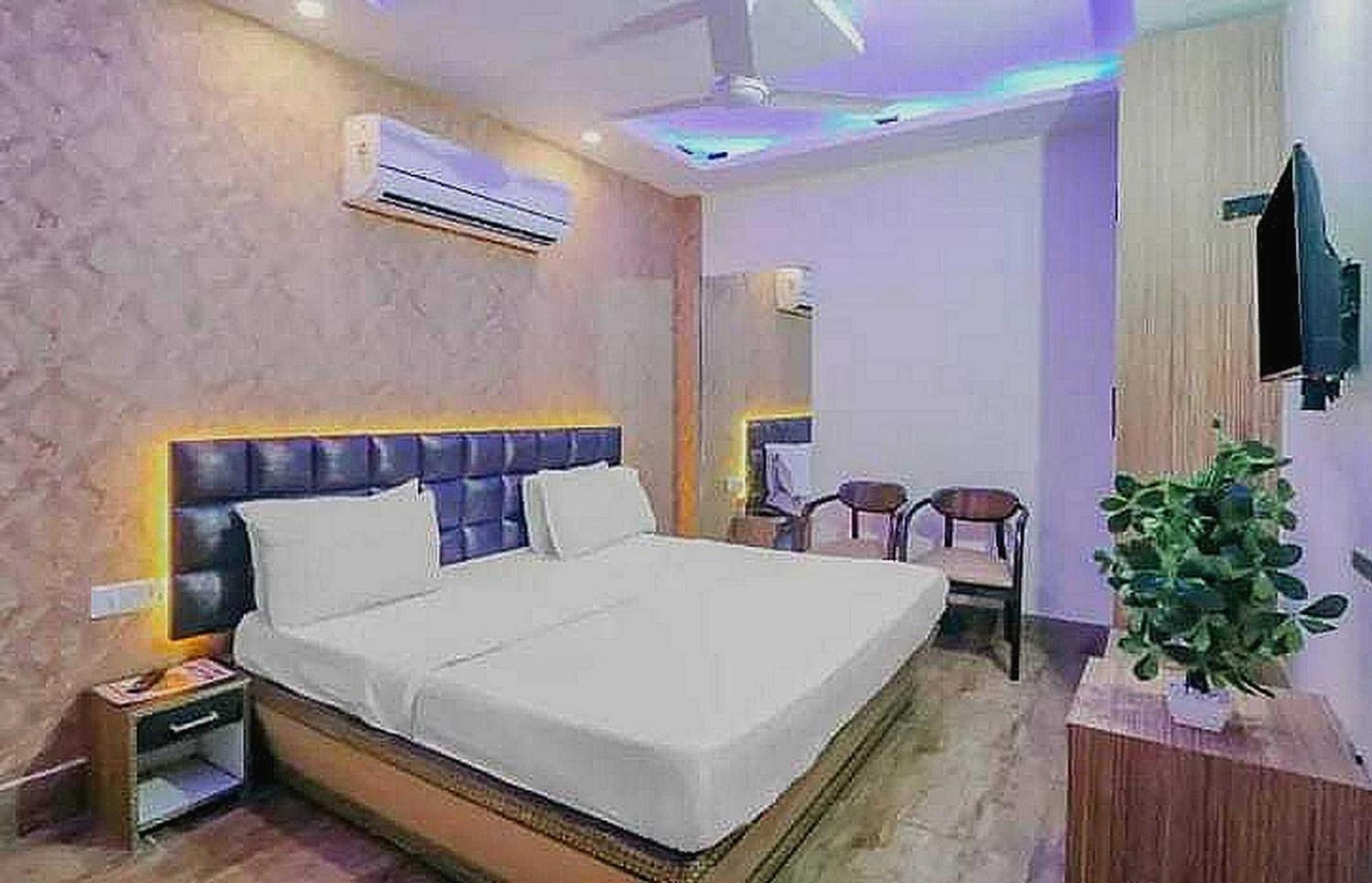 Super Hotel O Vivaan Residency Rohtak Esterno foto
